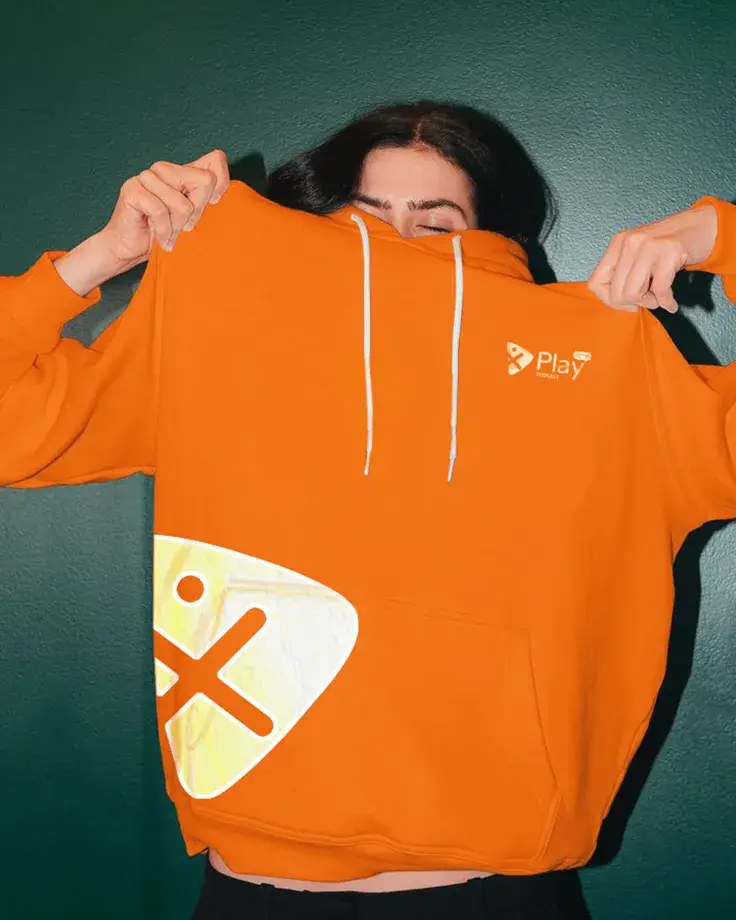 Hoodie con diseño del podcast XPlay en estilo moderno y llamativo.