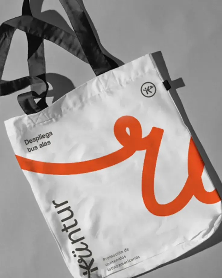 Mockup de alta calidad mostrando diseño de totebag de Kuntur Agency.